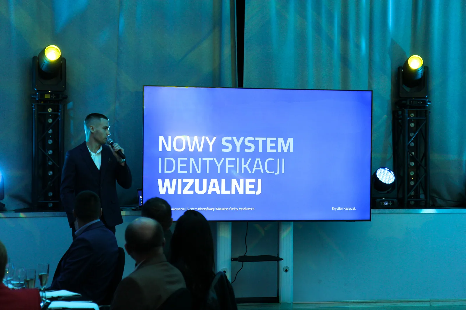 Kadr wydarzenia Krystian Kacprzak (Head of Design) omawia założenia Systemu Identyfikacji Wizualnej Gminy Łyszkowice