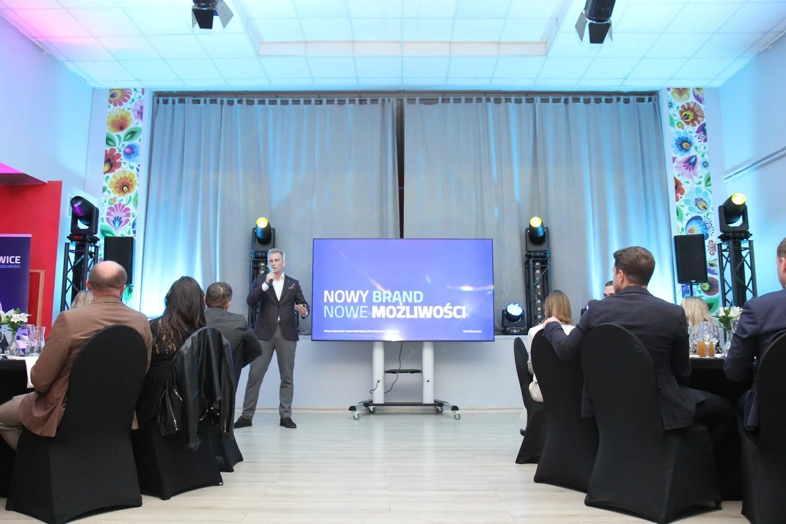Rebranding — Gmina Łyszkowice Kamil Roszewski na scenie podczas premiery SIW Gminy Łyszkowice