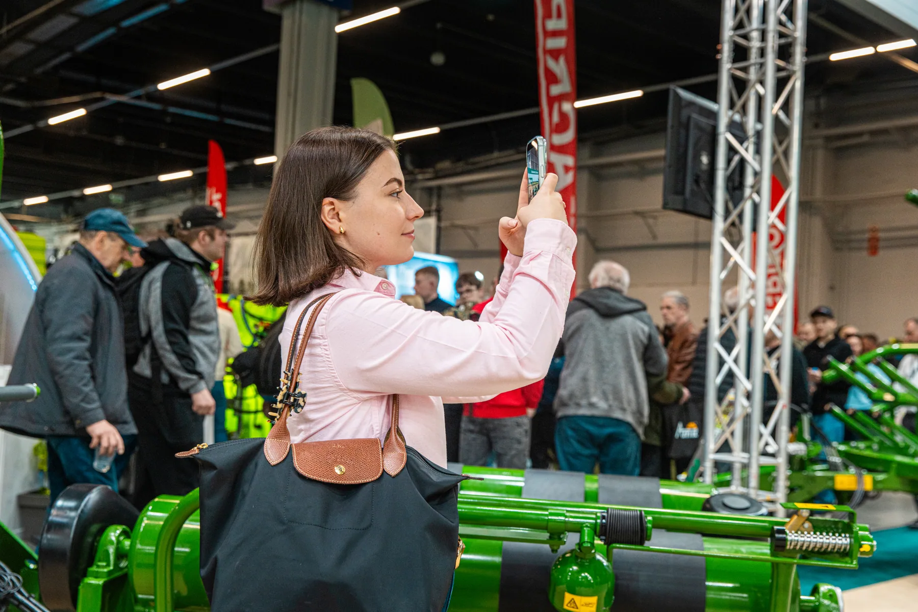 Targi Agrotech w Kielcach — odwiedzający przy stoisku. Targi Agrotech w Kielcach — odwiedzający przy stoisku.