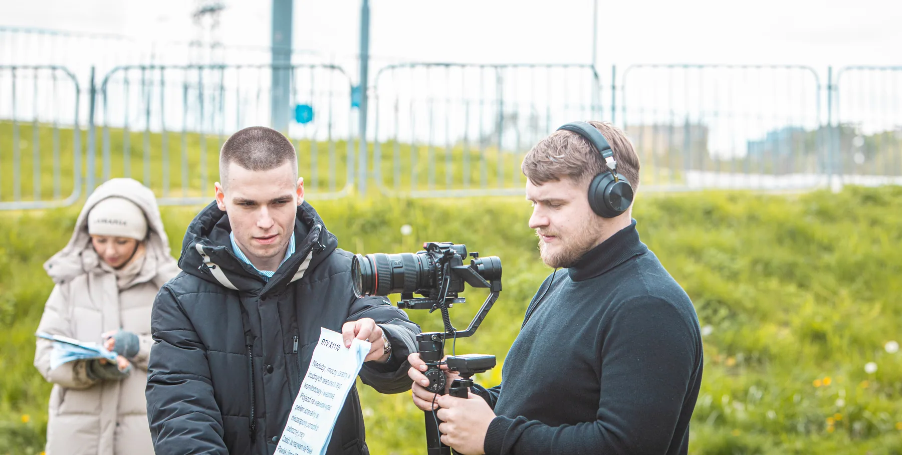 Plan zdjęciowy w terenie z kamerą i dźwiękowcem. Plan zdjęciowy w terenie z kamerą i dźwiękowcem.