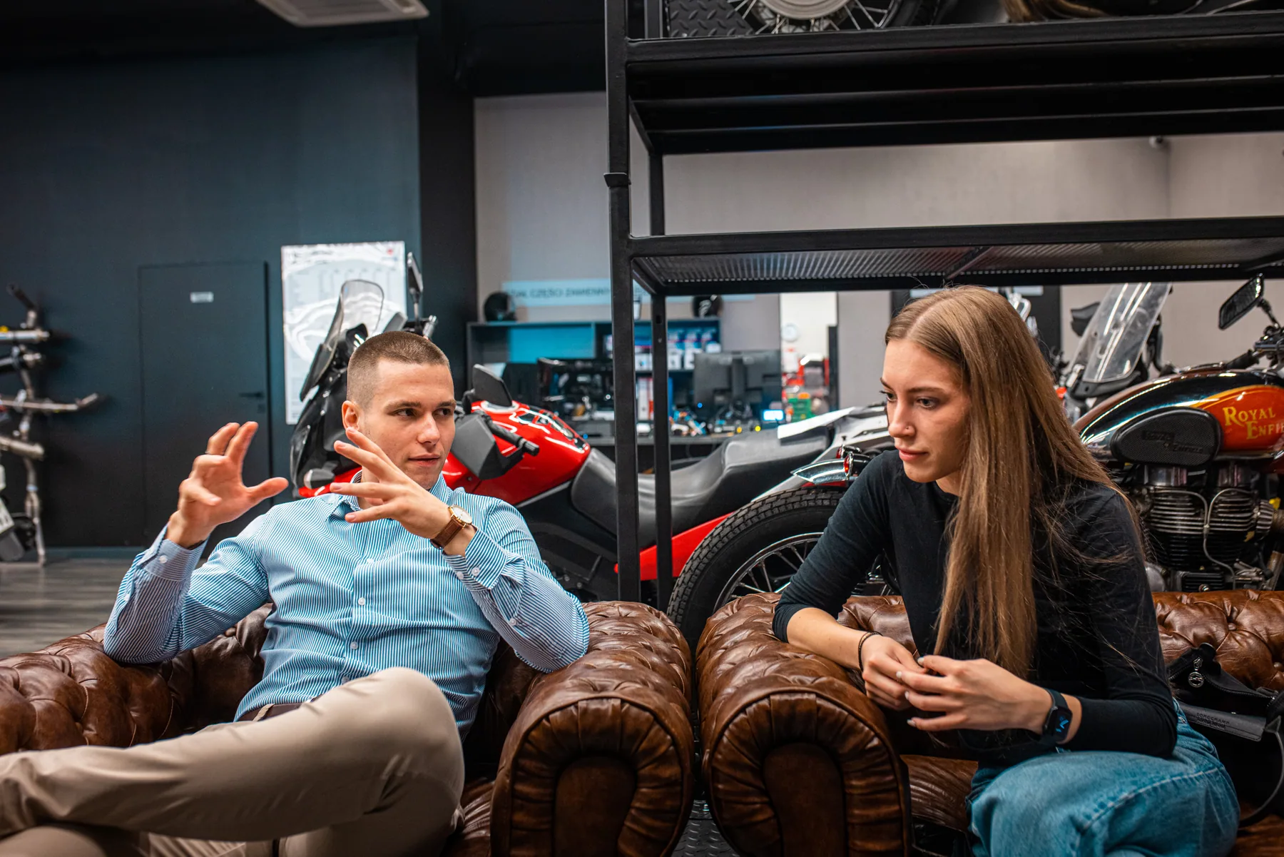 Spotkanie z klientem w showroomie motocyklowym. Spotkanie z klientem w showroomie motocyklowym.
